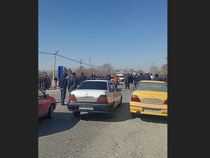 Navoiyda maktabda sinf xonalari yetishmasligidan norozi boʻlgan ayollar yoʻlni toʻsib qoʻydi