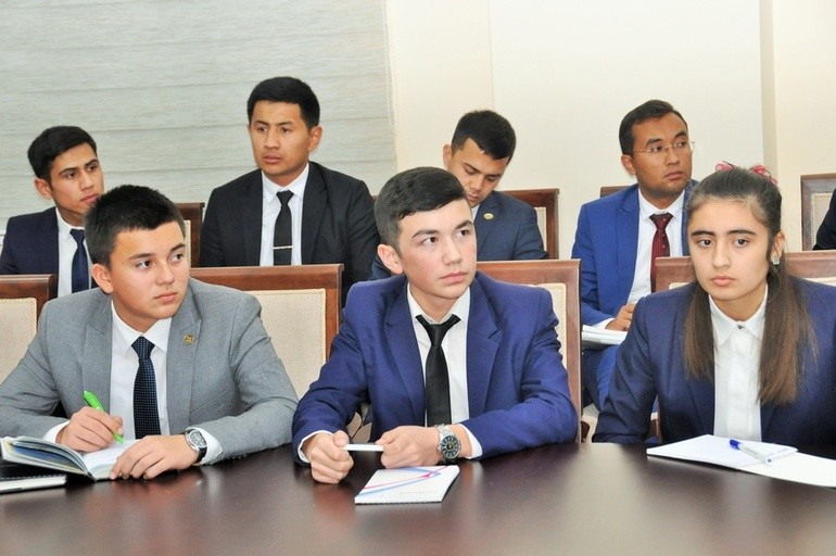 Maktablarda ijro intizomiga kim mas’ul?