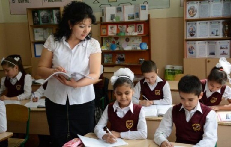 Maktab o‘qituvchilarining oylik maoshi yana oshiriladimi?
