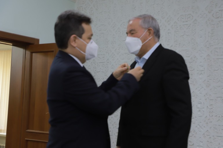 Xorazm viloyati hokimi «Ta’lim homiysi» ko‘krak nishoni bilan taqdirlandi
