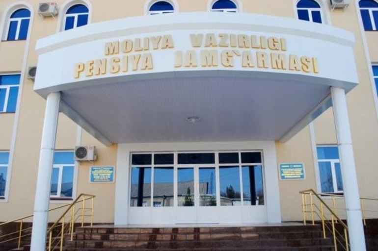 Pensiya yoshiga yetgan o’qituvchini maktab direktori ishdan bo’shatishi mumkinmi?